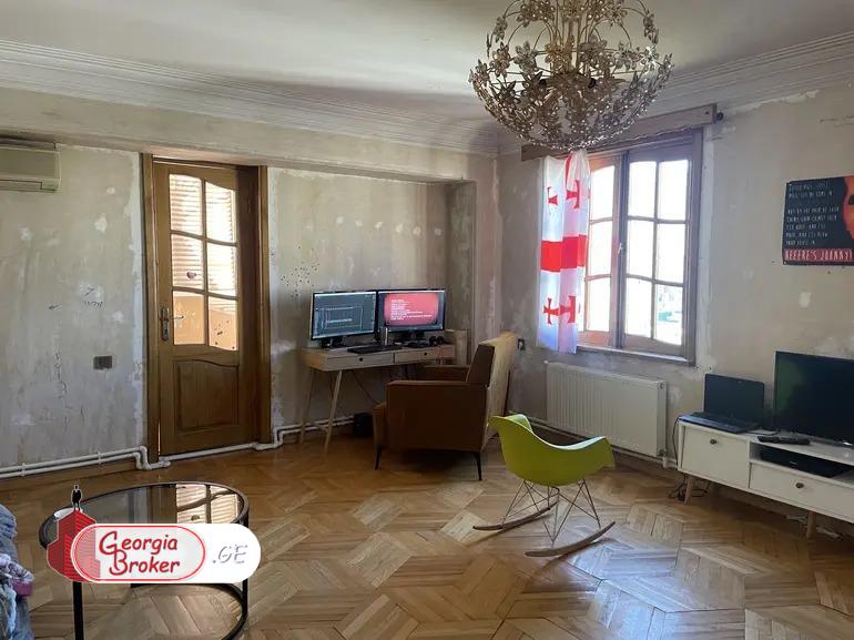 იყიდება ძველი გარემონტებული 3 ოთახიანი ბინა